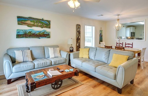Lakeland Cottage | Modern Oscar Retreat Perched on False River!