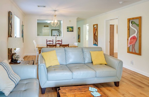 Lakeland Cottage | Modern Oscar Retreat Perched on False River!