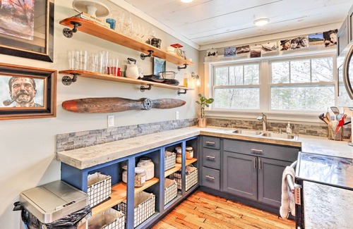 Chatsworth Apartment | Modern Outdoor Escape: Deck, Kayak, Mtn Views