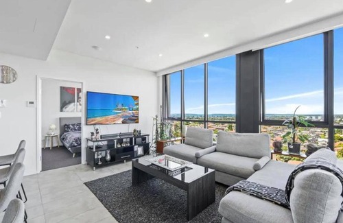 Kogarah Bed & Breakfast | Modern Penthouse like Shared Apartment with Ocean views