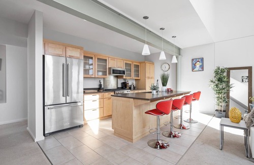Near Eastside House | Modern Penthouse on Mass By CozySuites