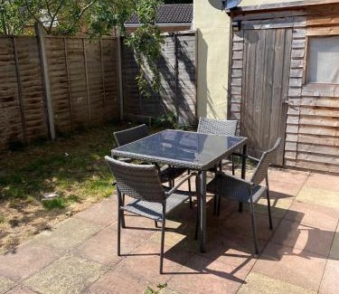 Stevenage House | Modern-PetFriendly-privateGarden-Family-20MinToLDN
