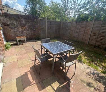 Stevenage House | Modern-PetFriendly-privateGarden-Family-20MinToLDN