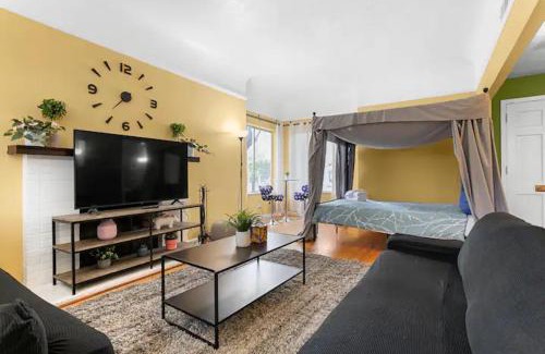 Burbank House | Modern Ping-Pong 4BD Sleeps 12 at Rose Garden