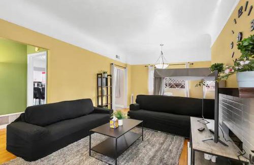 Burbank House | Modern Ping-Pong 4BD Sleeps 12 at Rose Garden