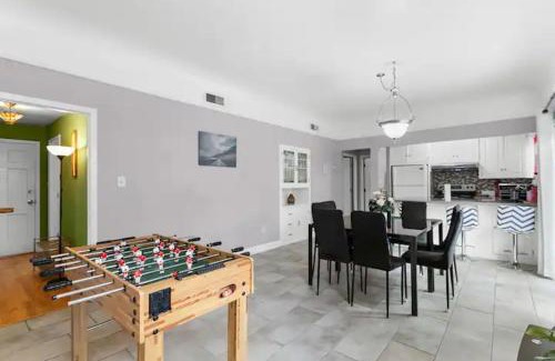 Burbank House | Modern Ping-Pong 4BD Sleeps 12 at Rose Garden