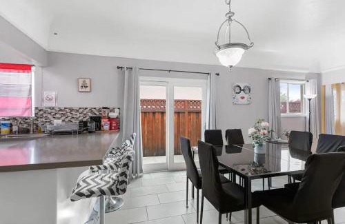 Burbank House | Modern Ping-Pong 4BD Sleeps 12 at Rose Garden