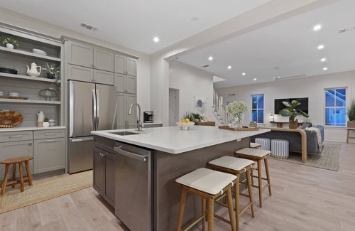 Thunderbolt House | Modern Poolside Retreat: Ultimate blend of comfort, luxury, and location