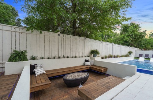 Thunderbolt House | Modern Poolside Retreat: Ultimate blend of comfort, luxury, and location