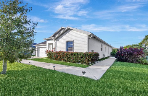 Port Saint Lucie Apartment | Modern Private 2 BR 1 BA and Kitchen Near the Beach