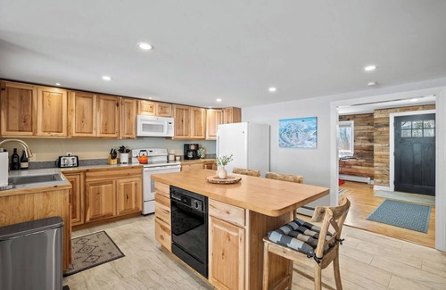 Jackson Ski Chalet | Modern Private Chalet-Close to Skiing, Shopping & Restaurants