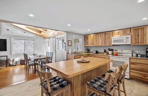 Jackson Ski Chalet | Modern Private Chalet-Close to Skiing, Shopping & Restaurants