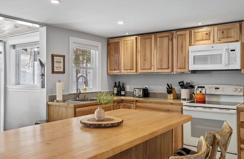 Jackson Ski Chalet | Modern Private Chalet-Close to Skiing, Shopping & Restaurants