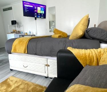 Borehamwood House | Modern Private En-suite & kitchenette With 40inch TV