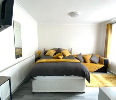 Borehamwood House | Modern Private En-suite & kitchenette With 40inch TV