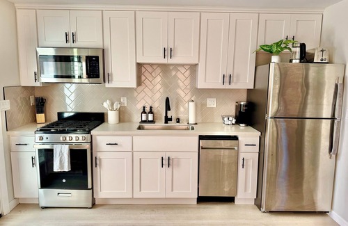 Rolando Village Cottage | Modern Private Guesthouse - Full Kitchen & Laundry