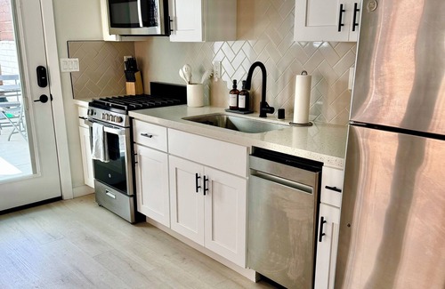 Rolando Village Cottage | Modern Private Guesthouse - Full Kitchen & Laundry
