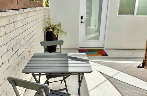 Rolando Village Cottage | Modern Private Guesthouse - Full Kitchen & Laundry