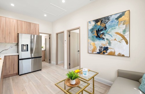 West Covina House | Modern Private Home w Full Kitchen Parking