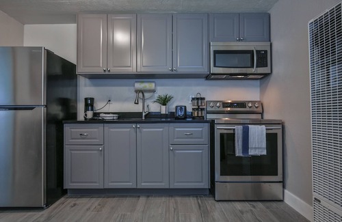 Southeastern Sacramento Cottage | Modern private in desirable neighborhood
