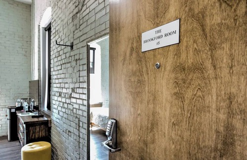 Hickory Apartment | Modern & Private King Room in Historic Downtown!