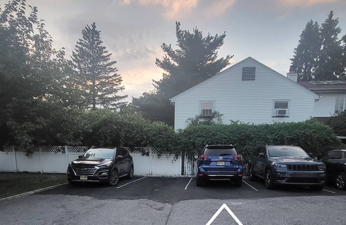 Saddle Brook House | Modern Private Room near NYC (Female Only)
