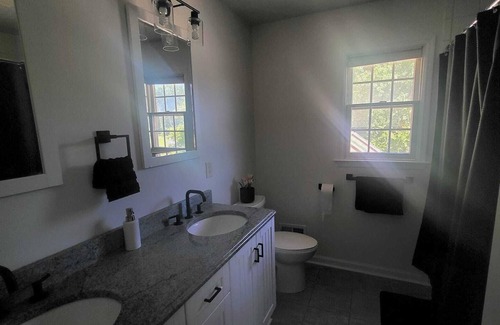 Saddle Brook House | Modern Private Room near NYC (Female Only)