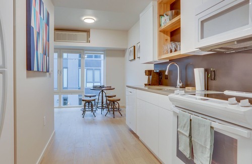Uptown Condo | Modern Q21 Condo with Unbeatable Location - Pedestrian Paradise