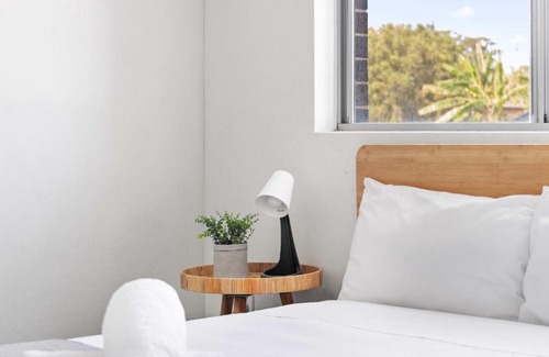 Revesby House | Modern Queen Room - Private Spot at Revesby - Shared Bathroom