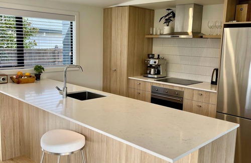 Wanaka Cottage | Modern quiet cottage close to lake - Situated in quaint old Wanaka