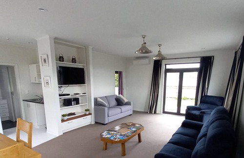 Haumoana Apartment | Modern relaxing beachside studio, put your feet up and feel at home
