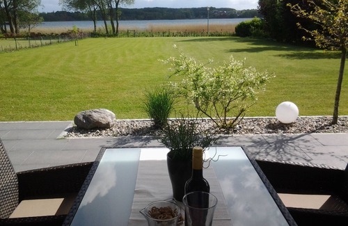 Ponitz am See Apartment | Modern, relaxing vacation apartment (2 pers) directly on the lake, sub board + bicycles
