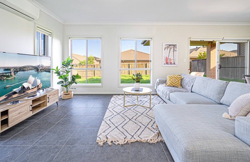Colebee House | Modern Relex 5BR House Spacious & Close to Park Colebee