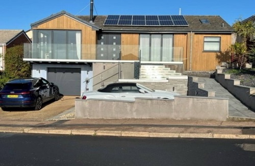 Exmouth House | Modern renovated air conditioned bungalow with sea views