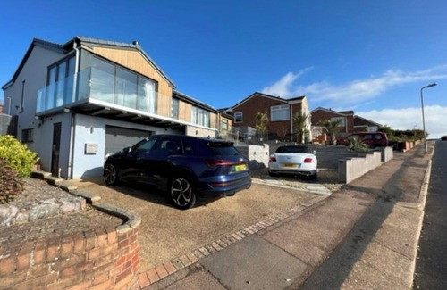 Exmouth House | Modern renovated air conditioned bungalow with sea views