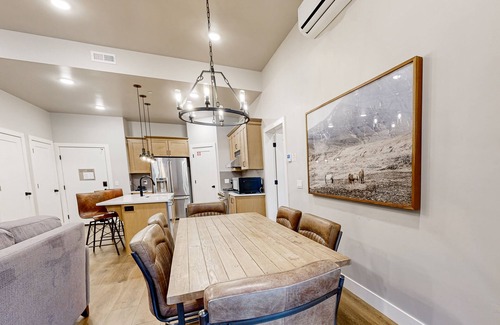 Park City Condo | Modern resort condo with pool, hot tub + shuttle service