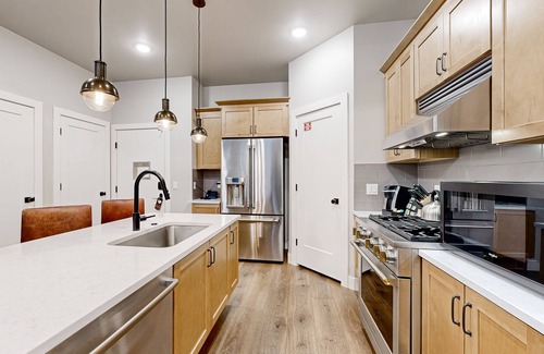 Park City Condo | Modern resort condo with pool, hot tub + shuttle service