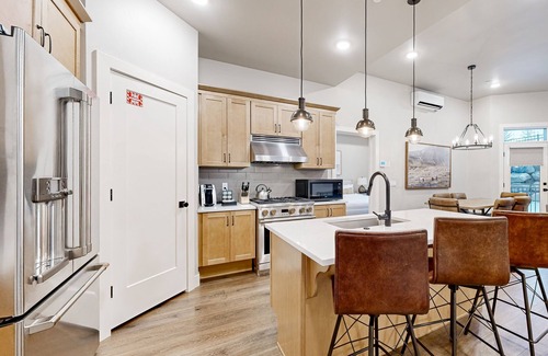 Park City Condo | Modern resort condo with pool, hot tub + shuttle service