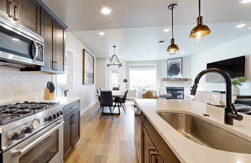 Park City Condo | Modern resort condo with pool, hot tub + shuttle service
