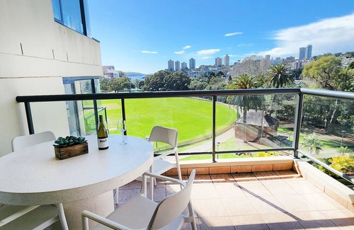 Rushcutters Bay Apartment | Modern Resort Style Apartment in Exclusive 'Marina One'. Views, Pools & Parking