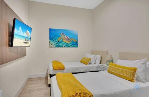 Hollywood Apartment | Modern Resort - Terrace - Up To 6 - Near Beach