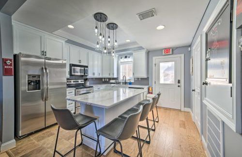 Tuscaloosa House | Modern Retreat about half Mi to Bryant-Denny Stadium