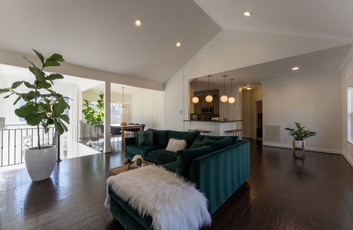 Ashley Oaks House | Modern Retreat Centrally located in Knoxville