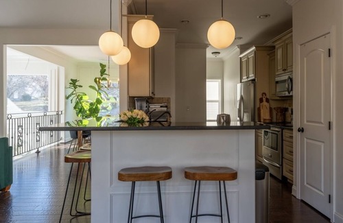 Ashley Oaks House | Modern Retreat Centrally located in Knoxville