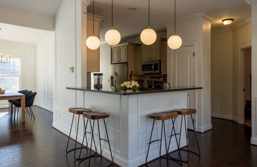 Ashley Oaks House | Modern Retreat Centrally located in Knoxville