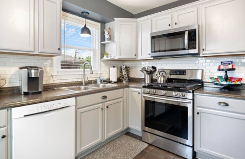 Watterson Park House | Modern Retreat in Central Louisville - Sleeps 10 - Ideal for Families & Groups