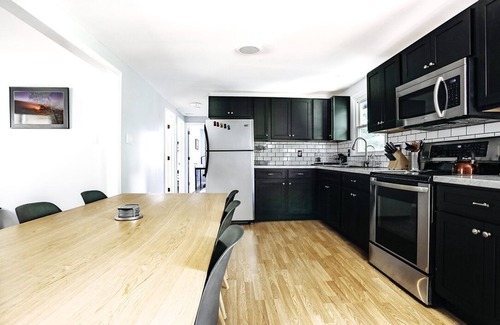 Fayetteville House | Modern Retreat ★ Minutes from NRG Nat’l Park