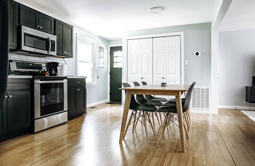 Fayetteville House | Modern Retreat ★ Minutes from NRG Nat’l Park