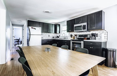 Fayetteville House | Modern Retreat ★ Minutes from NRG Nat’l Park