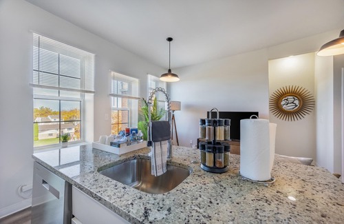 New Center Detroit Apartment | Modern Retreat Near Henry Ford